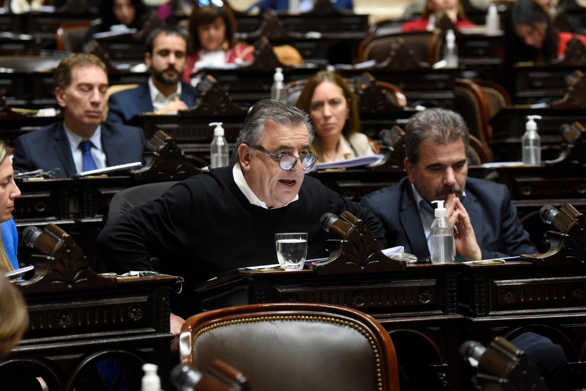 marioraulnegri's tweet photo. Le pido al oficialismo: resuelvan las intrigas de palacio adentro del palacio. Nosotros no venimos a empujar a nadie, se los digo fraternalmente: no se empujen entre ustedes porque lo van a pagar los argentinos. ¡Tengan responsabilidad! https://t.co/jGvJzEuvab