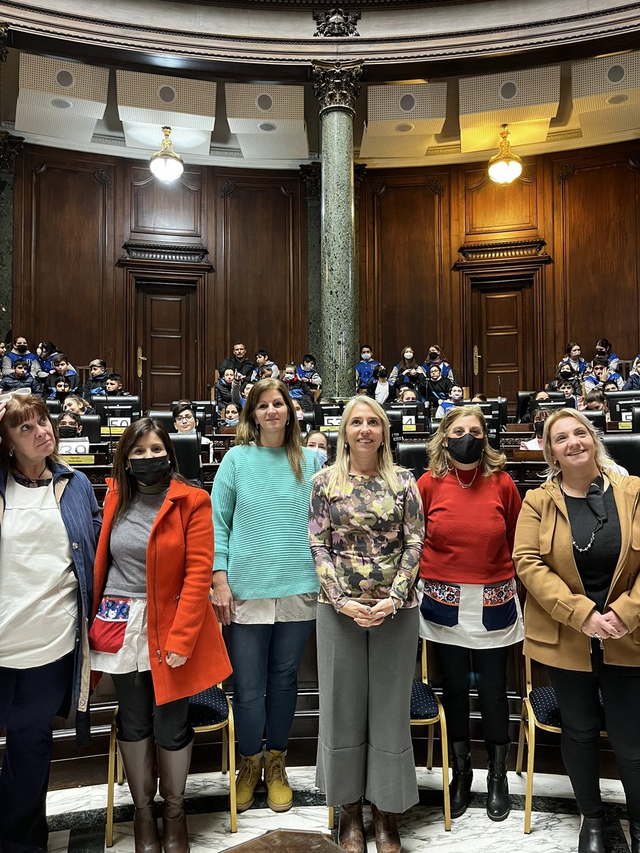 Hoy tuvimos una nueva sesión en <a href="/LegisCABA/">Legislatura CABA</a> con los/as alumnos/as de la escuela “Schiller”, “Cabrini” y “Niñas de Ayohuma”. 
Agradecemos a la diputada <a href="/ceciliaferrero_/">Cecilia Ferrero</a> por presidir la sesión.