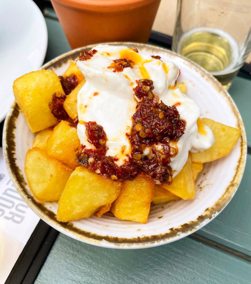 Our crispy fried potatoes smothered in aioli and chilli oil are always a good idea! 😛👌🏽👅💫🌶🧄🔥

#london #summer #pub #vegan