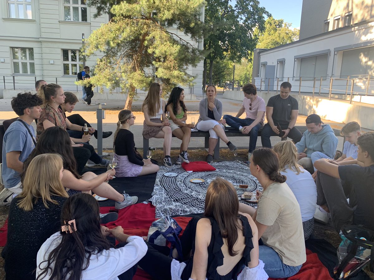 fsi_fu's tweet photo. Gestern hat uns @CBudras, die ehemalige Moderatorin des @FAZ_Net Einspruch Podcasts, an unserem Campus besucht.☀️
Wir haben uns sehr über den Besuch, die netten Gespräche und die Einblicke in die Produktion des Podcasts gefreut!😊 https://t.co/nSi2JnzmJD
