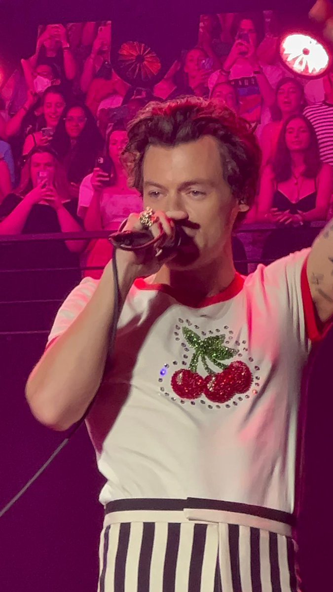 theharrylibrary's tweet photo. Harry on stage tonight in Paris https://t.co/1cfn0xEORW