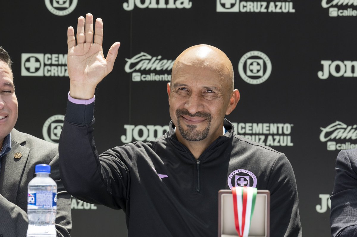 CruzAzul's tweet photo. ¡Hoy es un día de mucho orgullo para todos los celestes! 💙🚂 
Oscar “El Conejo” Pérez recibió la Medalla al Mérito Deportivo 2021.
 
Su inmensa pasión por nuestros colores y su enorme compromiso con el futbol ya son historia del deporte nacional. 

¡Felicidades, Conejo! 🐰🏅 https://t.co/djQCcjAmwj