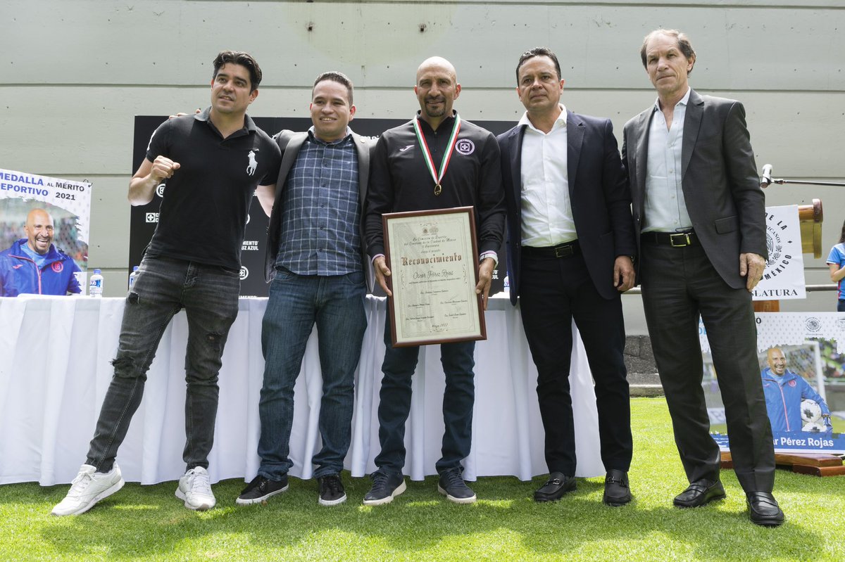 CruzAzul's tweet photo. ¡Hoy es un día de mucho orgullo para todos los celestes! 💙🚂 
Oscar “El Conejo” Pérez recibió la Medalla al Mérito Deportivo 2021.
 
Su inmensa pasión por nuestros colores y su enorme compromiso con el futbol ya son historia del deporte nacional. 

¡Felicidades, Conejo! 🐰🏅 https://t.co/djQCcjAmwj