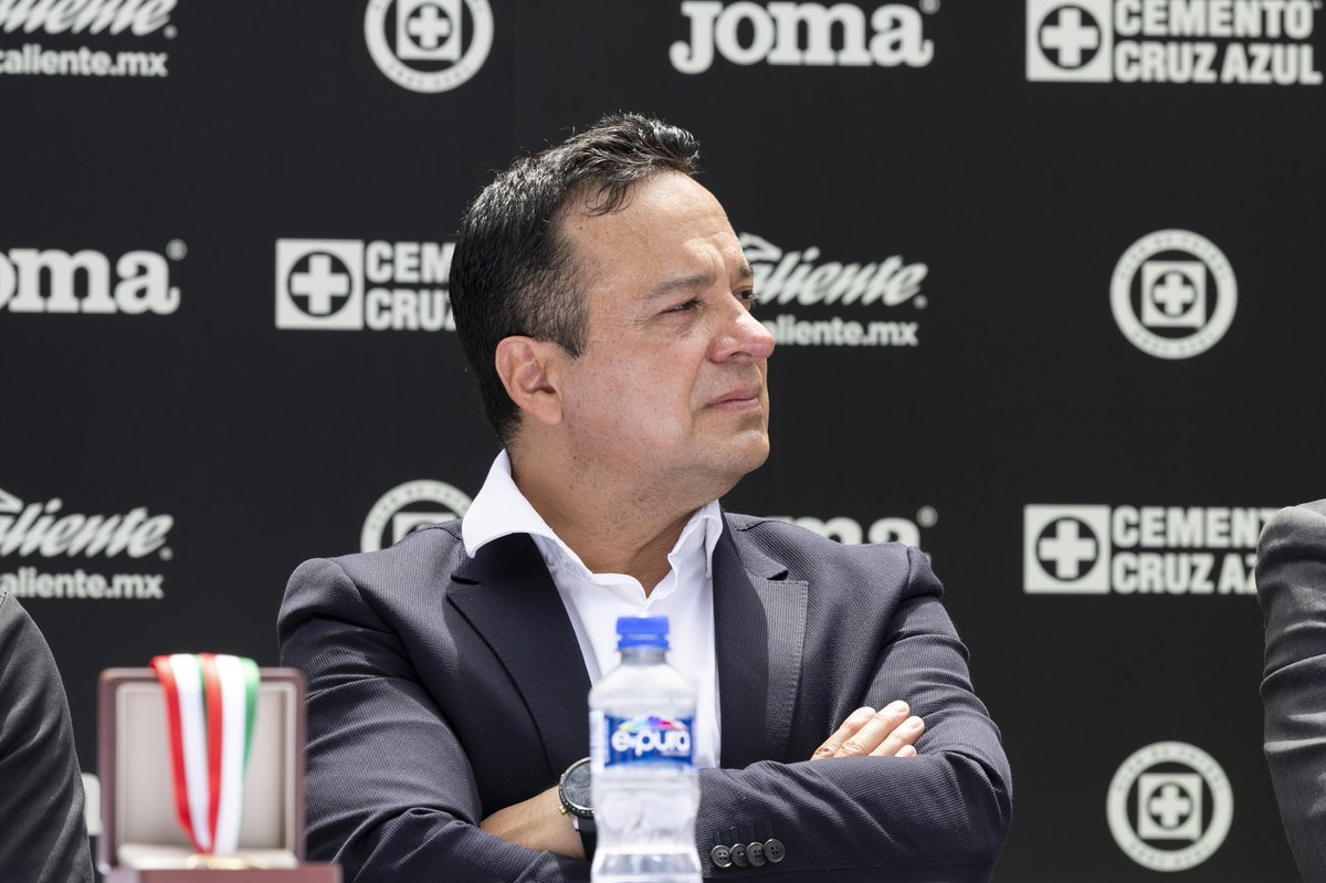 CruzAzul's tweet photo. ¡Hoy es un día de mucho orgullo para todos los celestes! 💙🚂 
Oscar “El Conejo” Pérez recibió la Medalla al Mérito Deportivo 2021.
 
Su inmensa pasión por nuestros colores y su enorme compromiso con el futbol ya son historia del deporte nacional. 

¡Felicidades, Conejo! 🐰🏅 https://t.co/djQCcjAmwj