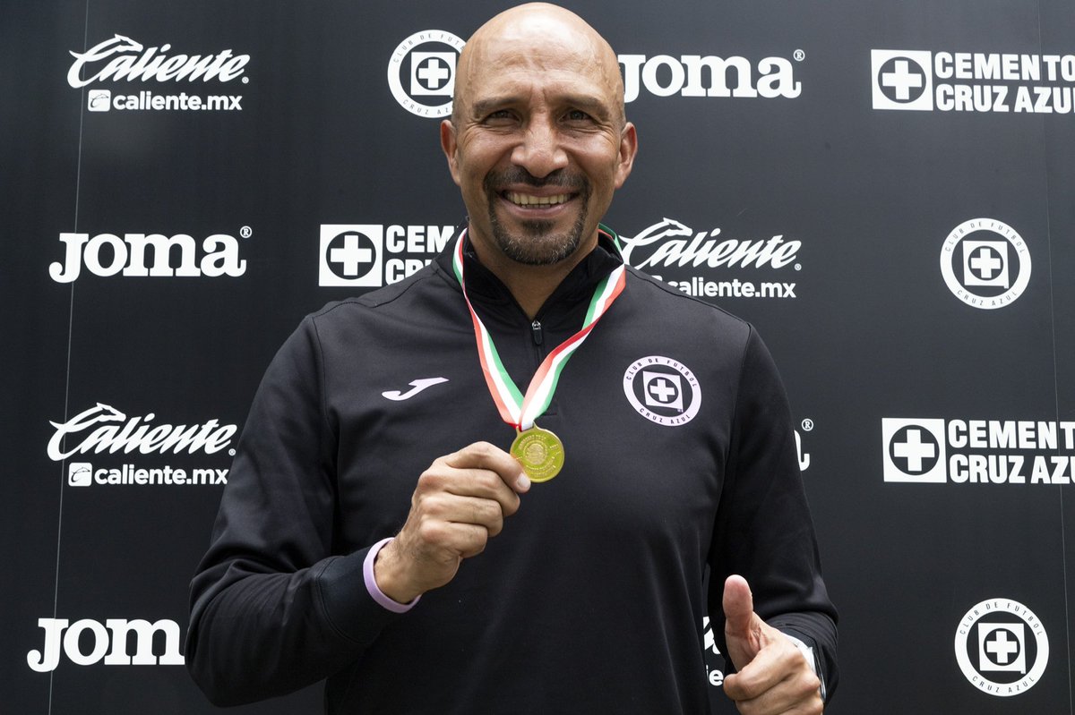 CruzAzul's tweet photo. ¡Hoy es un día de mucho orgullo para todos los celestes! 💙🚂 
Oscar “El Conejo” Pérez recibió la Medalla al Mérito Deportivo 2021.
 
Su inmensa pasión por nuestros colores y su enorme compromiso con el futbol ya son historia del deporte nacional. 

¡Felicidades, Conejo! 🐰🏅 https://t.co/djQCcjAmwj