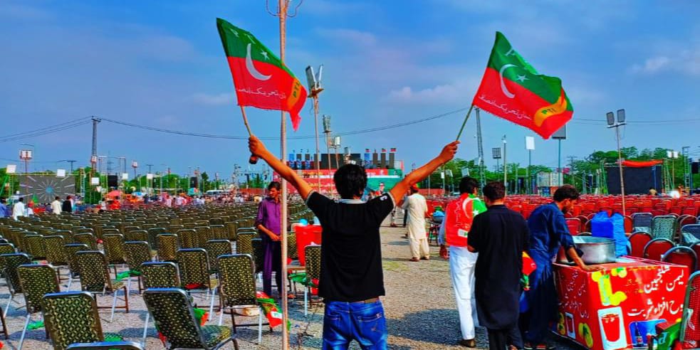 ZaibDhool's tweet photo. 2 july jalsa imran khan in prade ground ..ham thora time say jatay hain ku k khan k pas khara hona hota hay
#choronkoreleafawmkotakleef #pradeground https://t.co/IzJgtINuTL