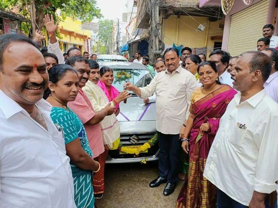 sangeetha_vanam's tweet photo. Hon'ble Khairatabad MLA Danam Nagender garu along with Somajiguda Division Corporator Vanam Sangeetha Srinivas Yadav handed over 2 vehicles and inaugurated General Store received by beneficiaries under Dalitha bandhu scheme in B.S Maktha today along with TRS leaders. https://t.co/GaciilpSAs