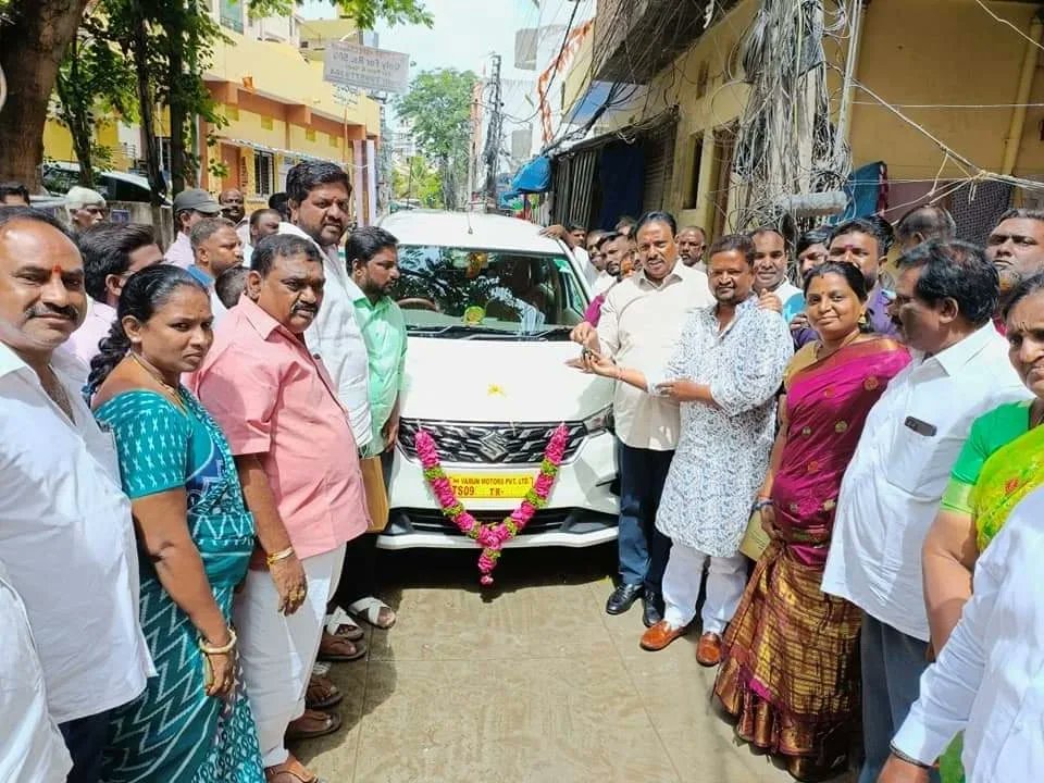 sangeetha_vanam's tweet photo. Hon'ble Khairatabad MLA Danam Nagender garu along with Somajiguda Division Corporator Vanam Sangeetha Srinivas Yadav handed over 2 vehicles and inaugurated General Store received by beneficiaries under Dalitha bandhu scheme in B.S Maktha today along with TRS leaders. https://t.co/GaciilpSAs