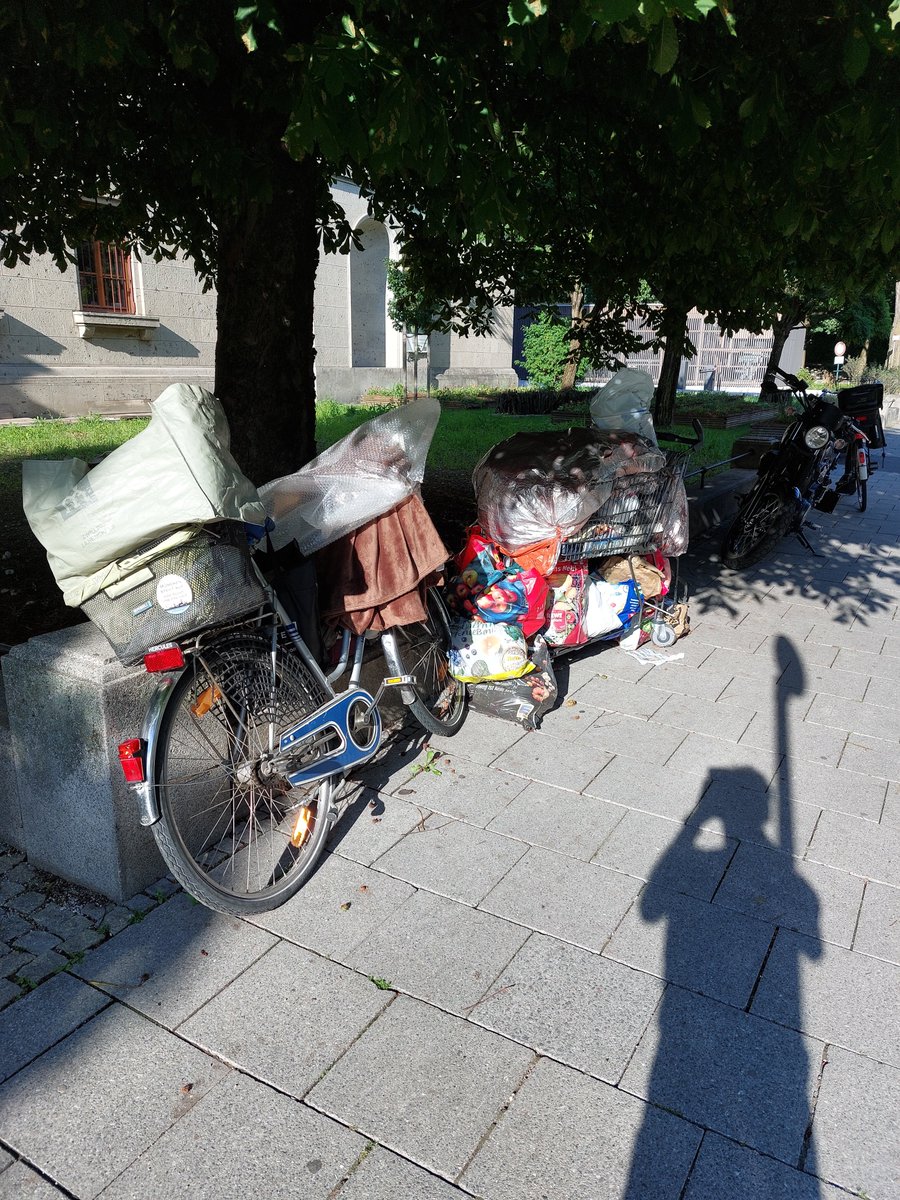Igeps01's tweet photo. #direkteStrassenhilfe #Sondertour 24/2022

Bei einem warmen Sommerabend waren wir heute  auf den Strassen Münchens unterwegs um die ärmsten Menschen dieser reichen Stadt an ihren Plätzen aufzusuchen und sie mit einer vorgepackten Tüte mit Lebensmittel zu versorgen https://t.co/GhYvjvAX5o