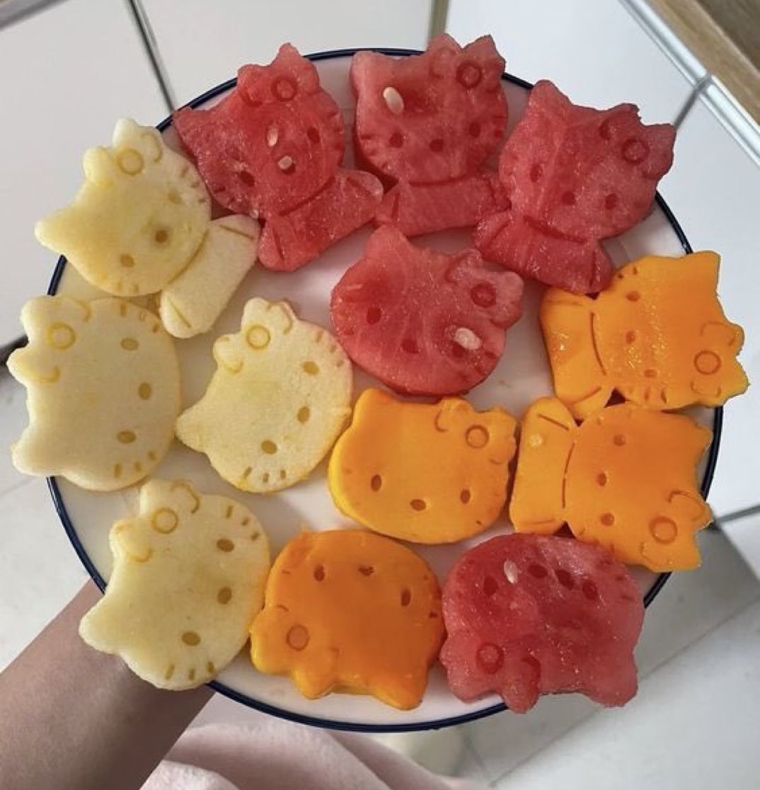 CuteThingsCore's tweet photo. Hello Kitty fruit https://t.co/GnSkZ2MbBt