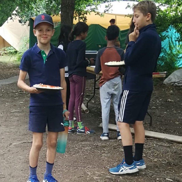MilbourneTrips's tweet photo. Year 5 made their own pizzas @BushcraftOnline #onlyatmilbourne #cognitaway #thegreatoutdoors #makeyourowndinner https://t.co/jslC2Db6P6