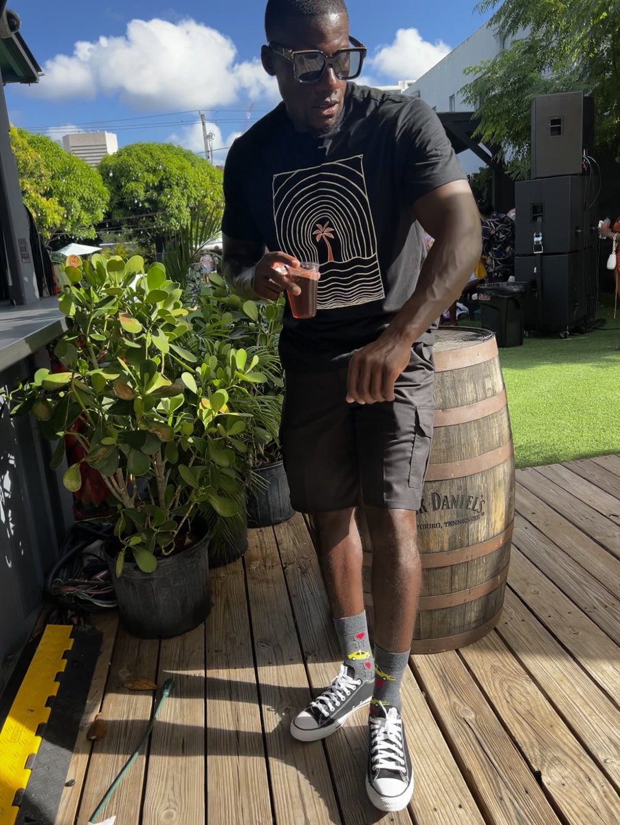 Brooklyn_Boon's tweet photo. Brown liquor, Brown n***a https://t.co/jQBDKWkBQL