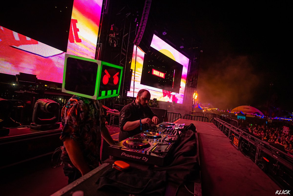 BARELYALIVEUS's tweet image. When microwave meets dinosaur @Midnightasaurus @ProjectZ_Fest @bassrush 📸: @ShutterKlick