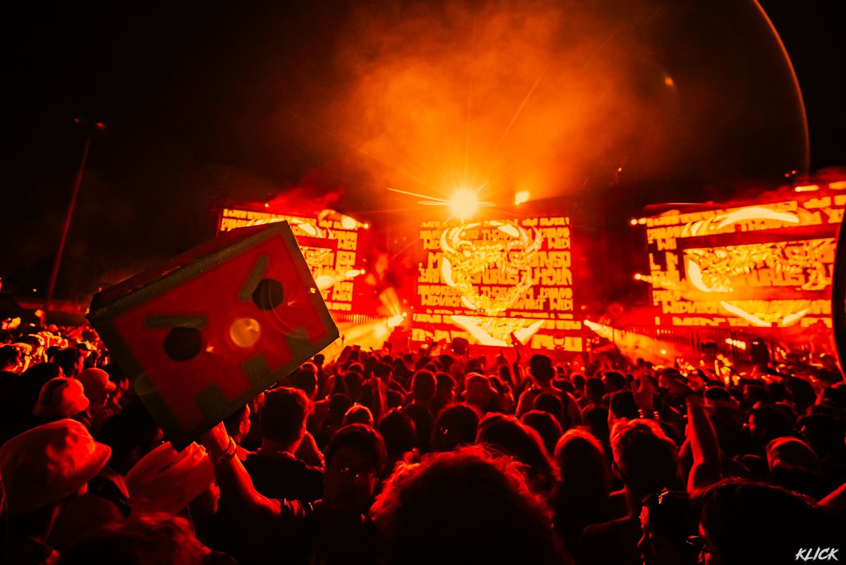 BARELYALIVEUS's tweet image. When microwave meets dinosaur @Midnightasaurus @ProjectZ_Fest @bassrush 📸: @ShutterKlick