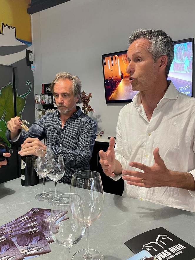 cunasdavia's tweet photo. Esta publicación es un pequeño homenaje a las vinotecas:
#vinotecaelsumiller prescriptores del Ribeiro en #Madrid.
#winescellersitges organizan catas guiadas en #catalunya
#mutavigo ejemplo de catas, jornadas y todo un referente en #Vigo para los #winelovers https://t.co/WrXLiZS581