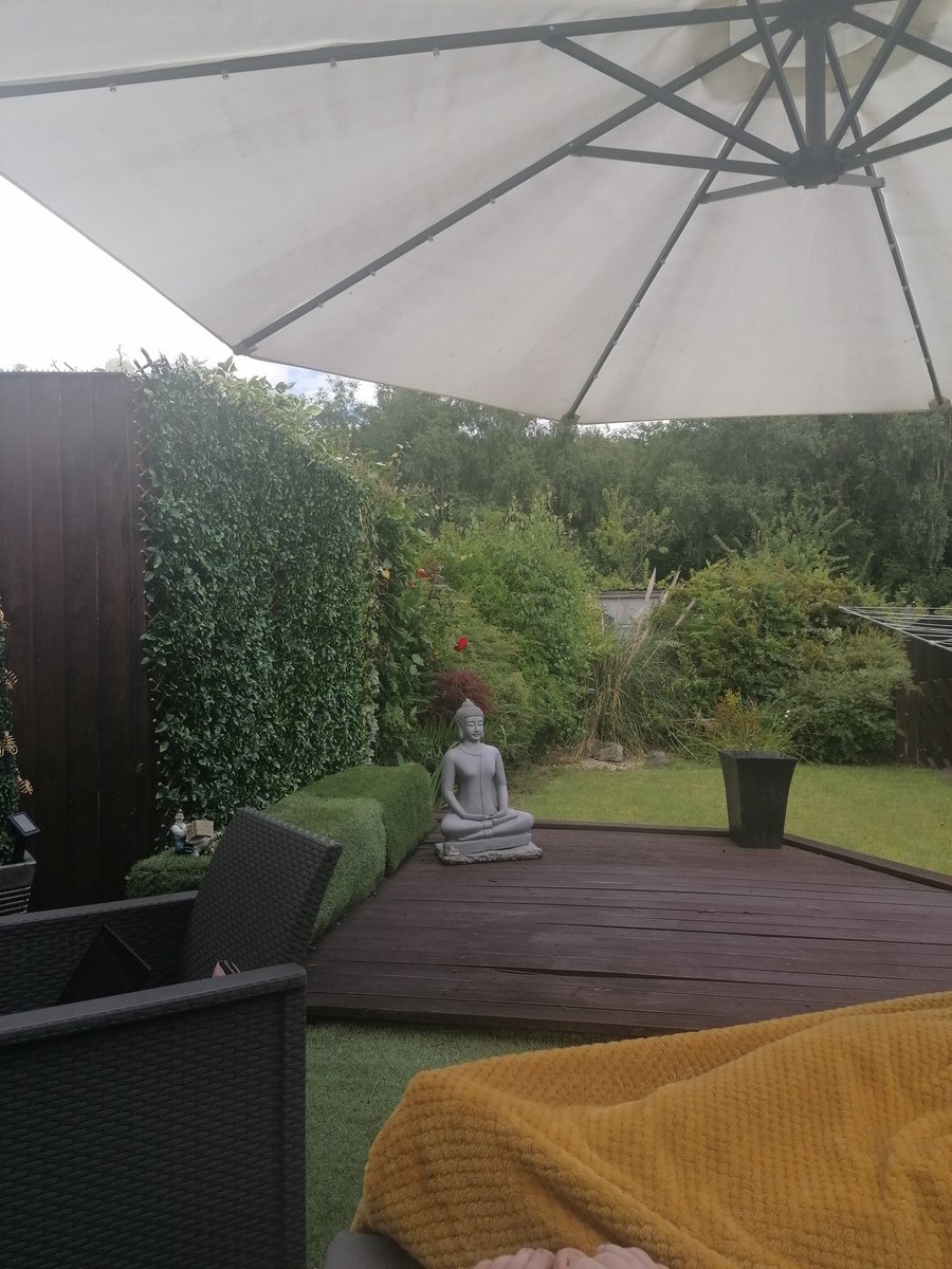 Minzi's tweet photo. Coming home to this everyday is just amazing 🏡❤️
My dad has been round today whilst I was working and sorted some of the unruly bushes and even painted the decking 😊👍
#HappyDay #happiness #newlife #Gardenlife #MyFirstGarden #teamsmithnewhouse https://t.co/amDdWC8moU