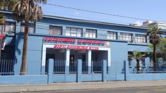 Cooperativa's tweet photo. Justicia condenó a falso profesor que hizo clases en liceo de Antofagasta #CooperativaRegiones https://t.co/xXtmcUHmyQ https://t.co/WeDOu6GSWn
