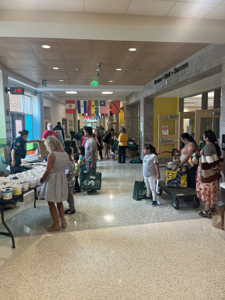 LSFreimanis's tweet photo. Amazing community event today at BRES. Thank you to the staff for all your hard work. 3 more events at our other FAST schools in the next two weeks   #FCPSFAST #Serveleadgrow #Outreachmatters @ButterflyRidge1 https://t.co/nuH08Utxif