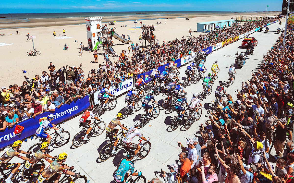 🌊 🚴‍♂️ 🚴‍♂️ 🚴‍♂️ 🌊

#TDF2022 
📸 A.S.O / <a href="/jeredgruber/">Jered Gruber</a> <a href="/a_gruber/">Ashley Gruber</a>