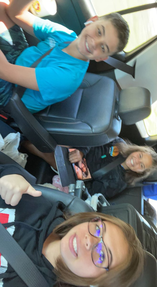 Emma Caez tweet media