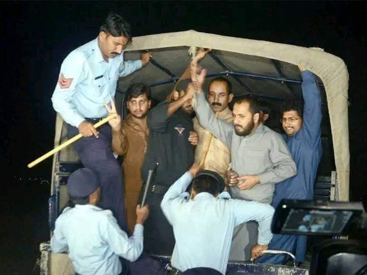 AizahKhanX's tweet photo. بریکینگ نیوز
عمران ریاض کے بعد عمران خان کو گرفتار کرنے کے لیئے امریکی غلام چھوٹے بڑے ادارے بنی گالہ میں پہنچ گئے  بنی گالہ میں موجود کارکنان کو گرفتار کر لیا گیا۔
کیا قوم سوتی رہے گی؟؟ https://t.co/pTCWxb0nlR