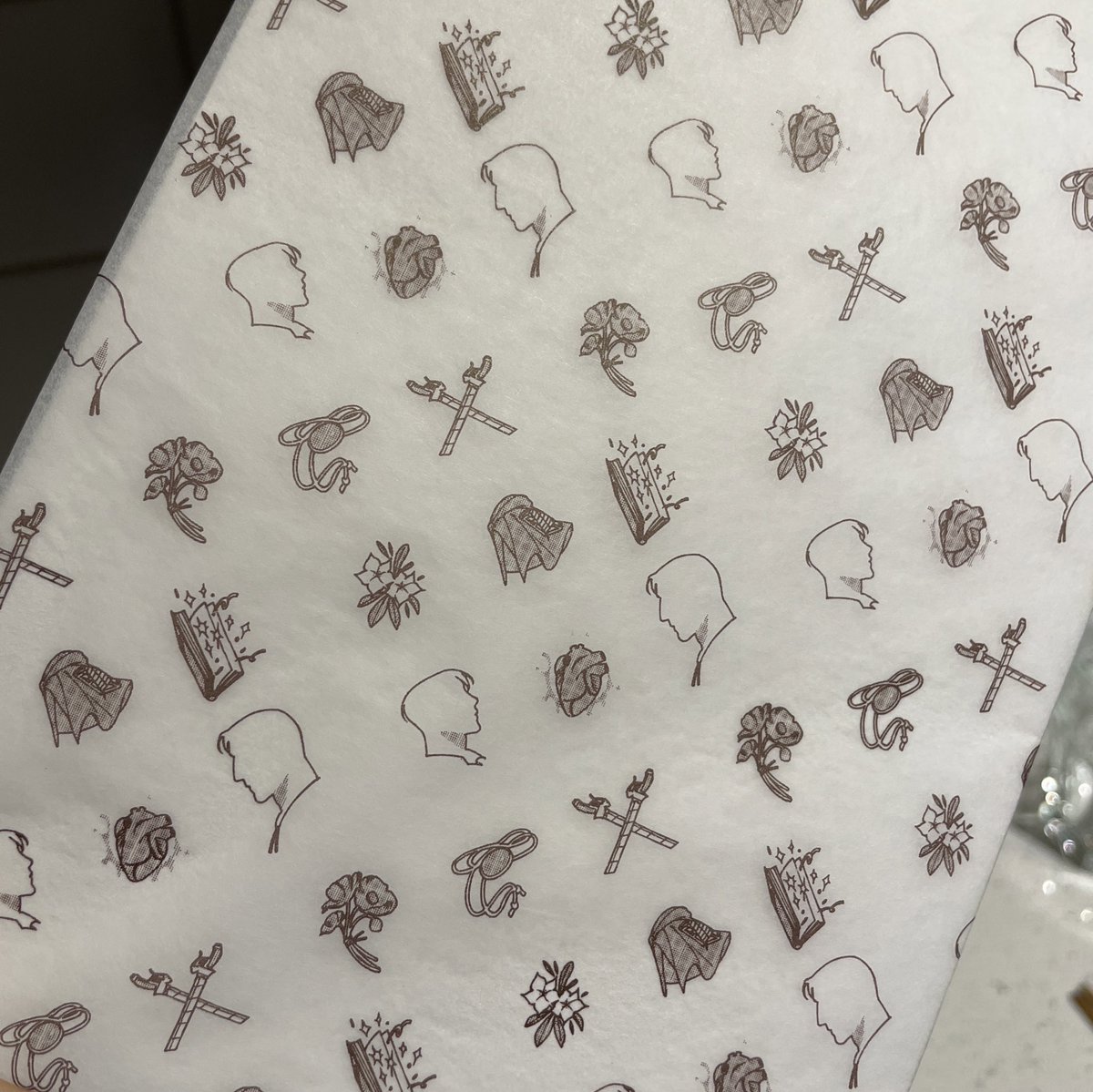 arwenlwc's tweet image. got the great #eruri art from @_45789  and added to my bookshelf right away🥰 love the well designed wrapping paper too, the details makes everything more completed! Thanks so much Marcie! Now I just need Erwin nendoroid… #エルリ