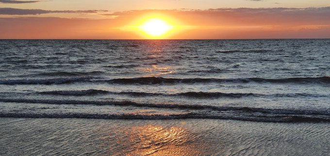 Havenlust's tweet photo. Sunset One Minute Ago 🌞☀️ https://t.co/KvLAo5Ovoi