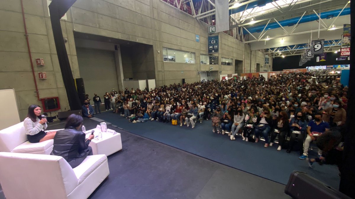 CulturaLeon's tweet image. .@ekilorhe, presente en #MiFenal y nosotros felices de recibirla. 💛💜