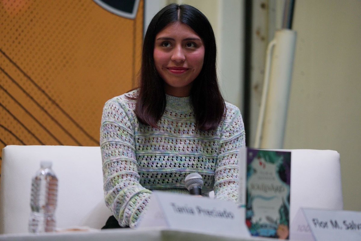 CulturaLeon's tweet image. .@ekilorhe, presente en #MiFenal y nosotros felices de recibirla. 💛💜