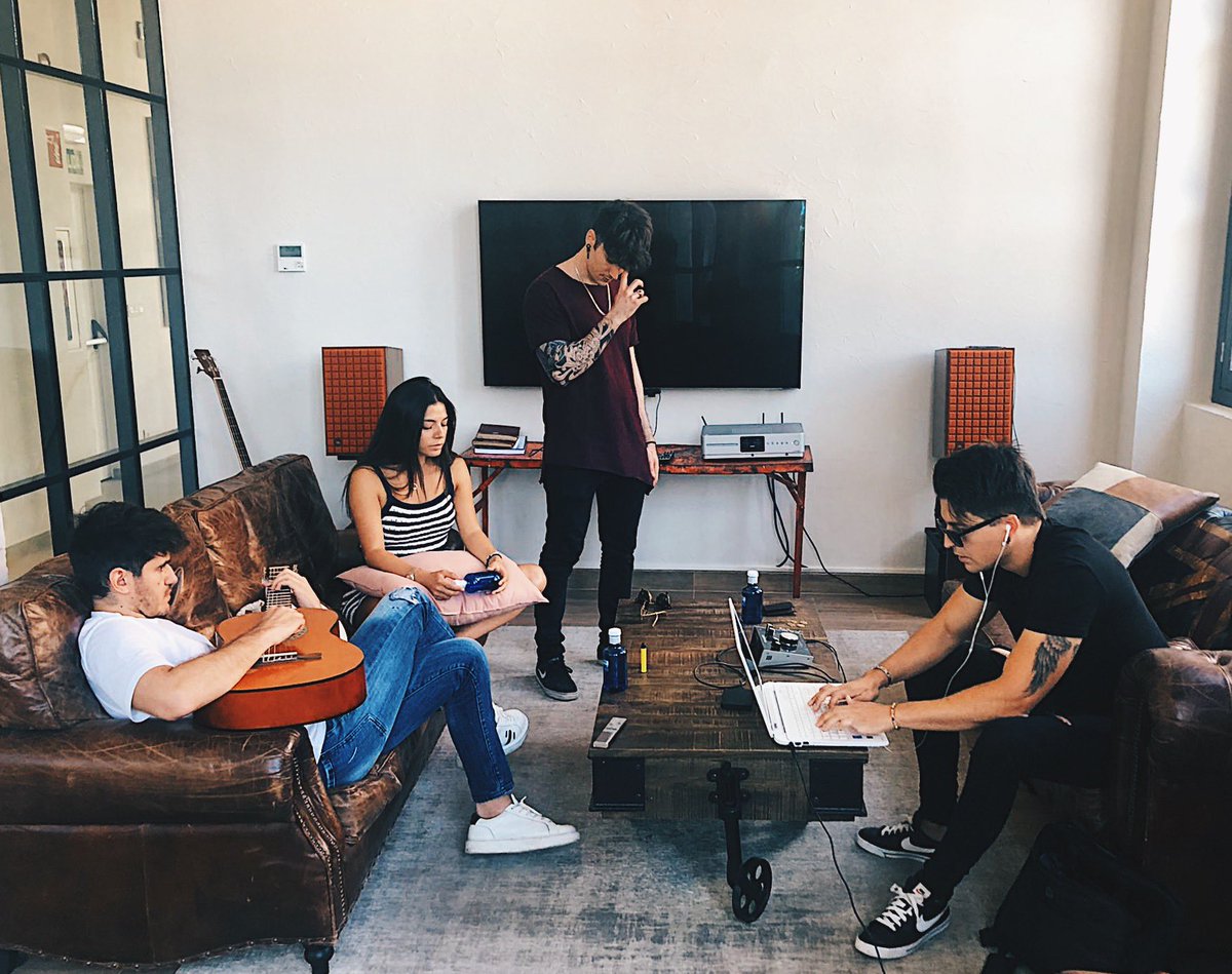 MayBe__Musica's tweet image. Estamos en ello… 🎧

instagram.com/p/Cfo3ooMKj2D/…