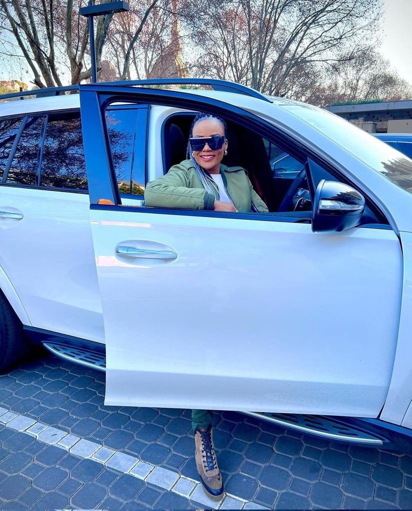 ParisaJacob's tweet image. Keep smiling and keep shinning. Thank you  for my beautiful smile✨ 

#smile #teeth #blancwhite19 #teethwhitening #mood #today #houghtondental #drive #car #mercedesamg #happy #tuesday #celinesunglasses #louisvuitton #ysl #fashion