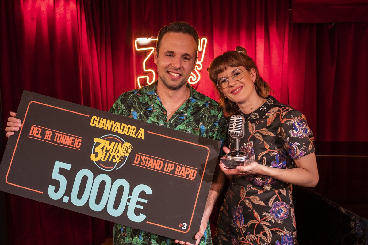 3minutsTV3's tweet photo. 💰 Cap còmic ha cobrat mai tant per un monòleg de només "3 minuts"... 🙃 @MarcLebowski, guanyador del primer torneig de stand-up en català #3Minuts33! 👏 #3MinutsTV3

👉 La gran final a https://t.co/yTFiokds2l
▶️ Tots els capítols a la carta a https://t.co/Cl2a6KQ0nh https://t.co/VVpjirehll