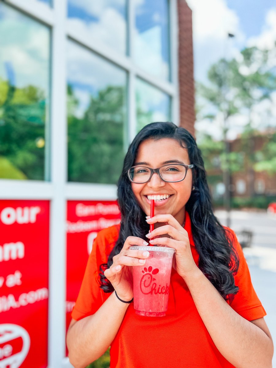 Cool down this July with a refreshing Strawberry Lemonade 🍓🍋 Featuring our classic lemonade mixed with strawberry purree for a berry twist!
.
.
.
#chickfila #summer #yummy #refreshing #strawberry #lemonade