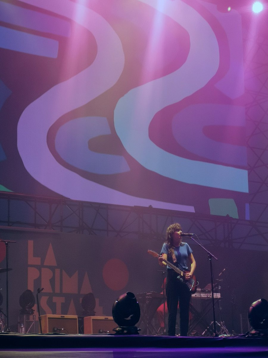 KarenLibs's tweet photo. I never seen you so happy, so you can put a blue ribbon on my brain, you could knock it down and start rebuilding / @TheNational &amp; @courtneymelba @ @La_Prima_Estate #festival #gigs #music #tuscany #lidodicamaiore #thenational #courtneybarnett #firstsummer #laprimaestate https://t.co/jTh4ilQ3la