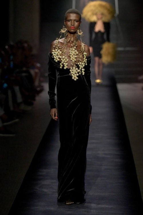 dreamsofgold__'s tweet photo. schiaparelli aw22 couture https://t.co/DmAjWmYh8l