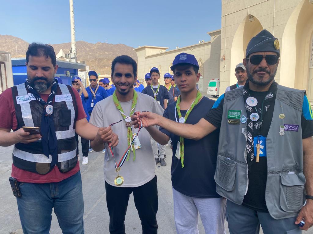 KNews2030_KSA's tweet photo. كشافة وجوالة خيرية صعوبات التعلم تشارك في خدمة ضيوف الرحمن @DrALOTHMAN 
@sldorg  
#بسلام_آمنين #الحج #خبر_الرياض #عشر_ذي_الحجة https://t.co/ic5iHgeCur