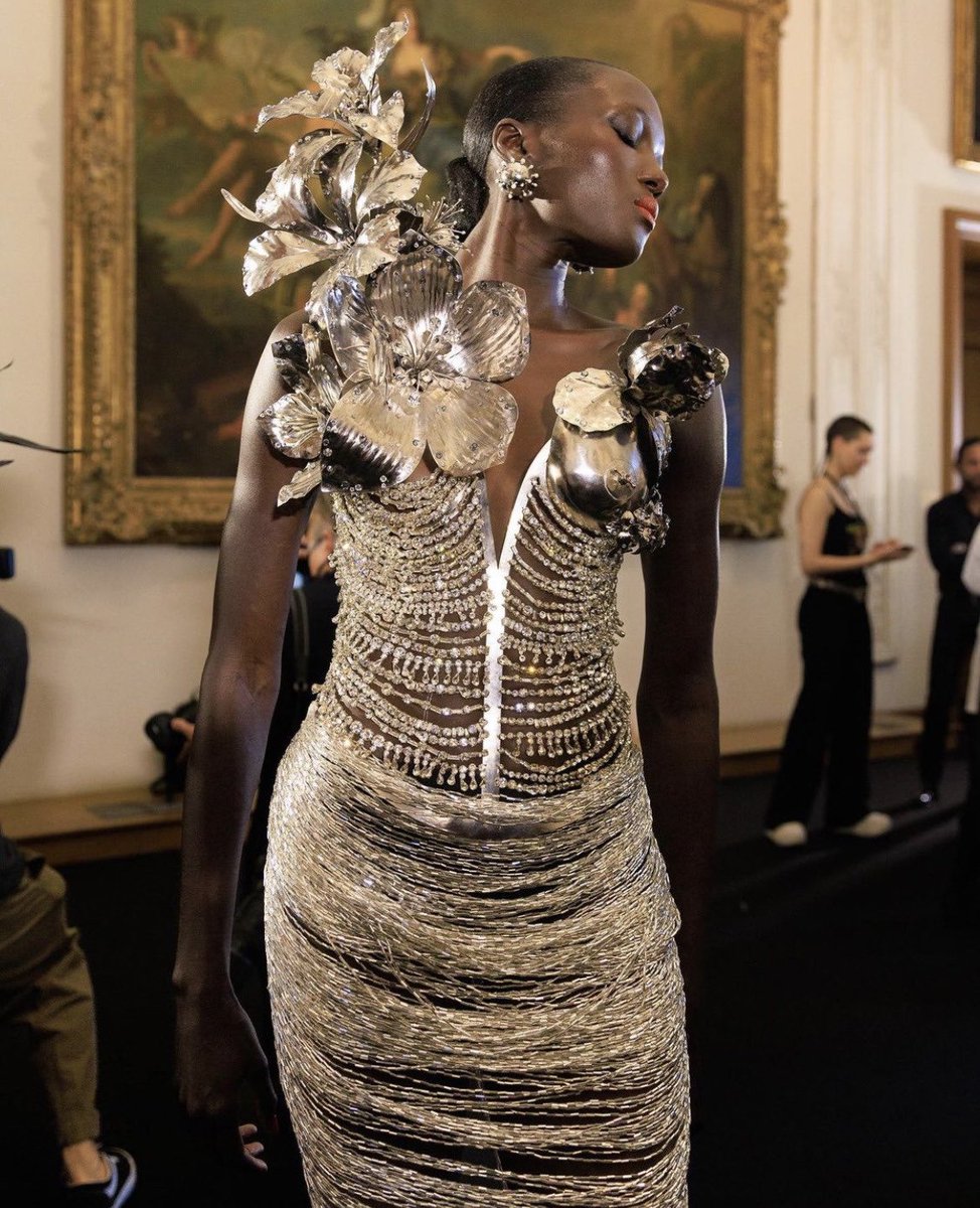 dreamsofgold__'s tweet photo. backstage for schiaparelli fall 2022 https://t.co/5F9Cwia2jQ
