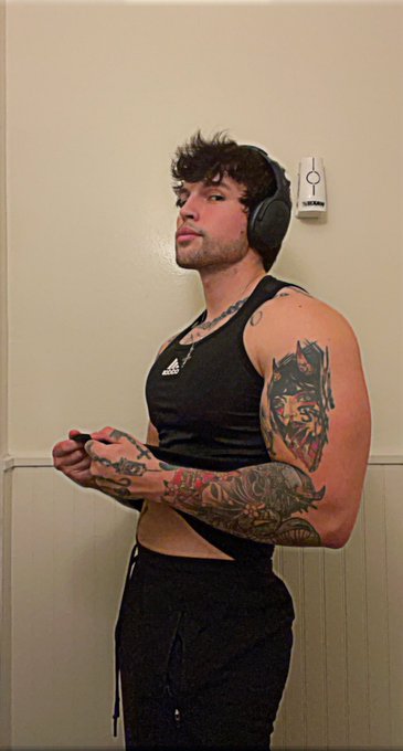 Who likes big arms? https://t.co/QnNcDHkzjT