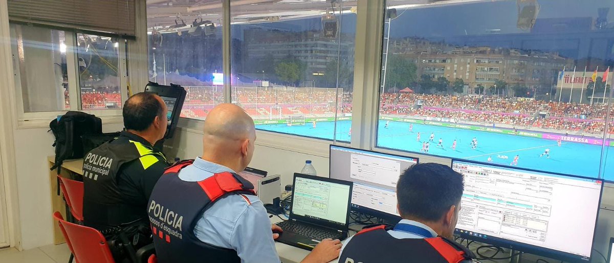 👮‍♀️👮‍♂️🏑Des del Centre de Coordinació del dispositiu de seguretat del #HWC2022 controlem amb <a href="/mossos/">Mossos</a> el correcte desenvolupament dels partits i les possibles incidències a l'estadi olímpic <a href="/rfe_hockey/">RFEH Hockey</a>