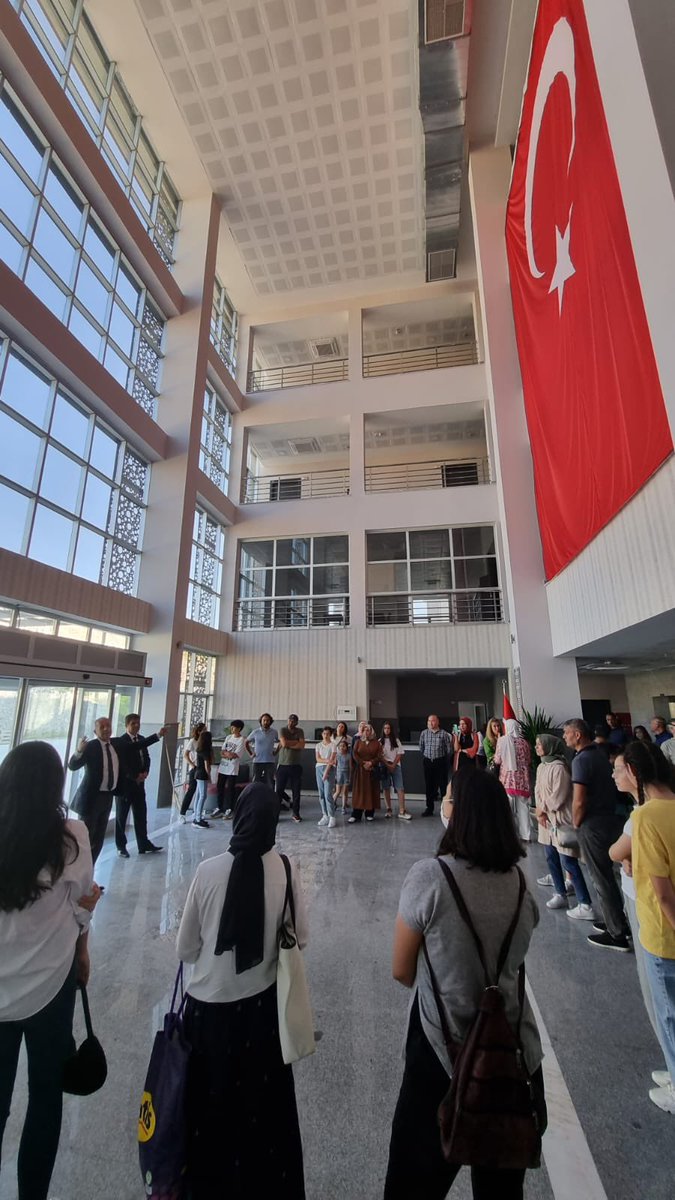 AzizSancarFen's tweet photo. Tanıtım günleri etkinliğimizde bugün de oldukça yoğun ilgi gördük.@cankayailcemem müdürümüz @suzanozkaya70 ve katılan veli ve öğrencilerimize teşekkür ederiz.Bugün ayrıca Kurucu Müdürümüz @gurfatih görevini yeni müdürümüz @FatihTa09595255 devretti. @meb_ogm @h_ibrahim_topcu https://t.co/okCkrxoK7g