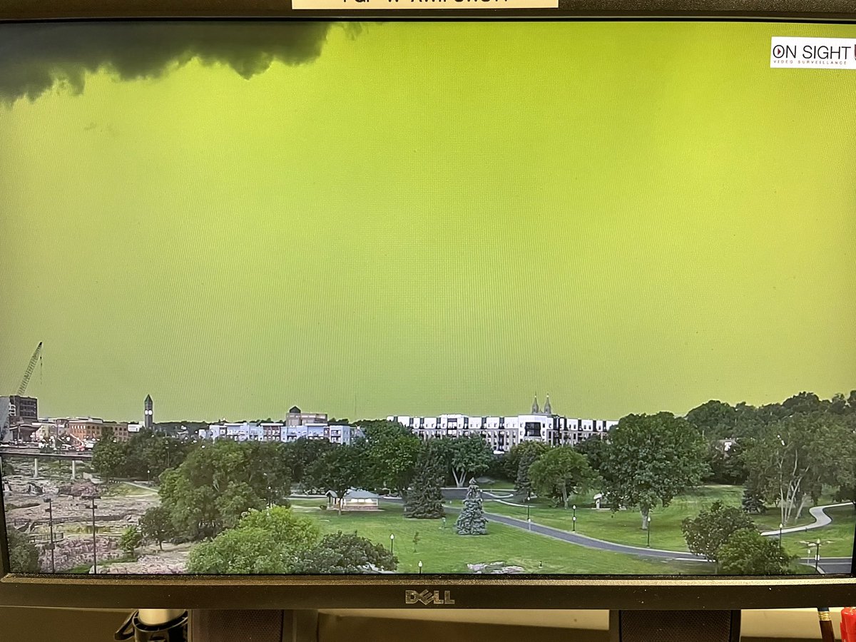 Wx_Jones's tweet image. The color of Sioux Falls’s sky  rn is unreal.