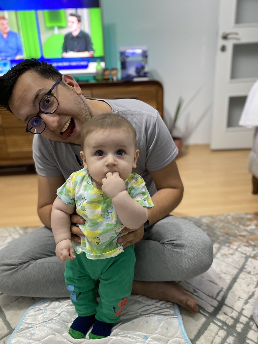 İşten eve koşa koşa geliyor, oğlumuza kitaplar okuyor, geceleri kendisi uyutuyor biliyorum zaten yapması gerek diyeceksiniz ama arkadaşlar aşığım be❤️