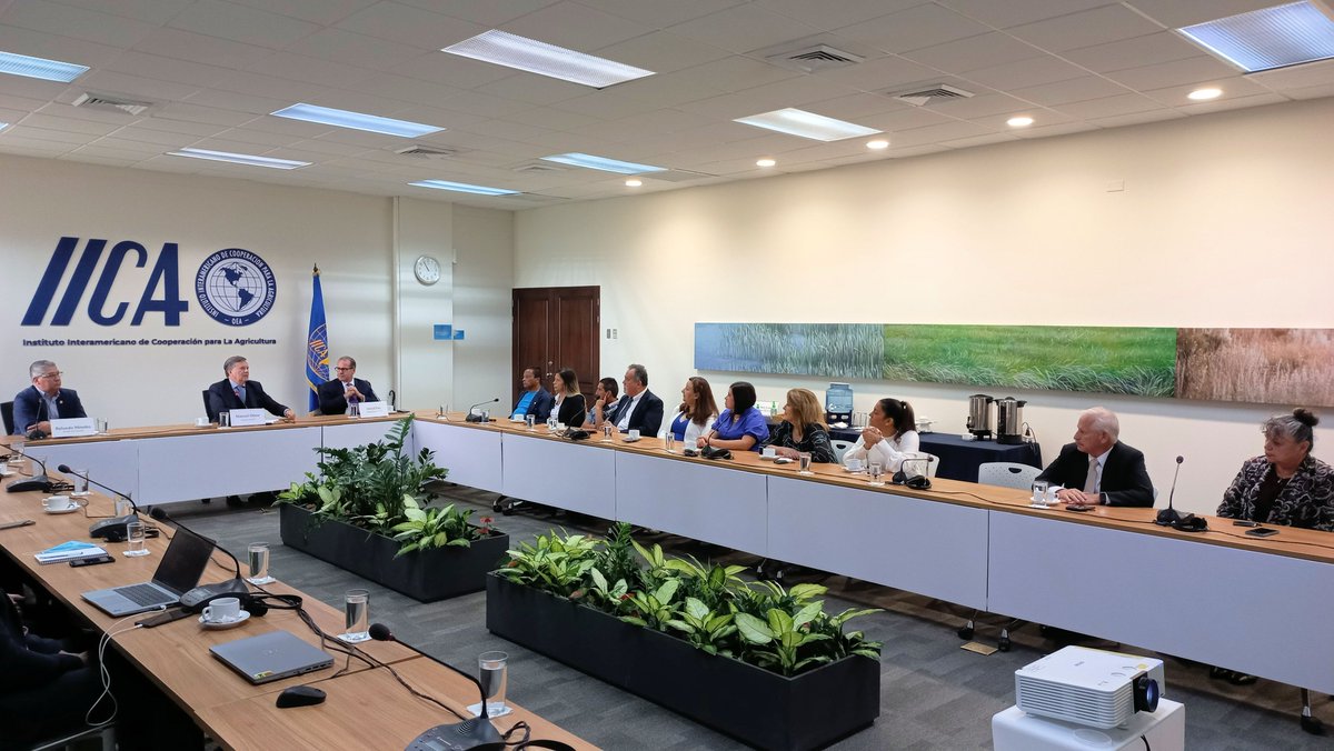 jonamicr's tweet image. Visita del Alcalde, Vice Alcaldesa y Concejo Municipal de Coronado, al @IICAnoticias.
Les recibimos en el #fablab, se conoció el avance de la Plaza de las Agricultura de las Américas y pensamos en bonitos proyectos para el cantón.

📷 Carlos Umaña