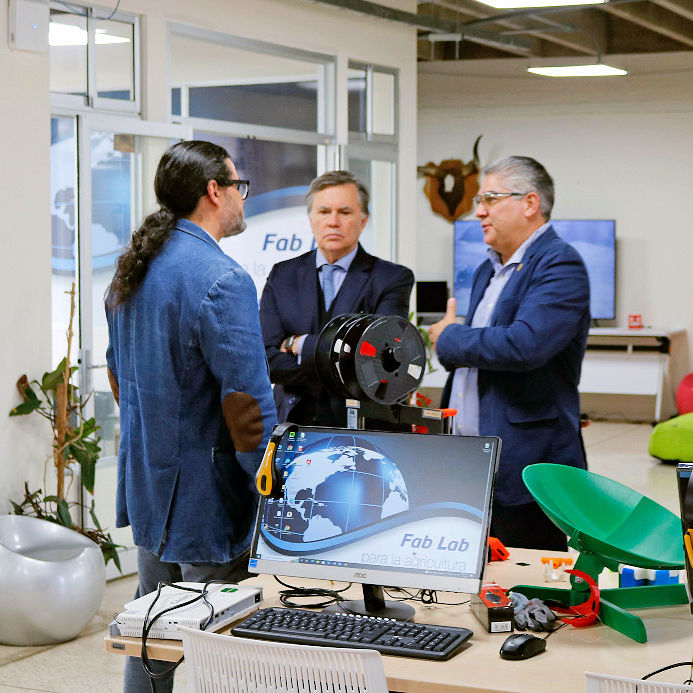 jonamicr's tweet image. Visita del Alcalde, Vice Alcaldesa y Concejo Municipal de Coronado, al @IICAnoticias.
Les recibimos en el #fablab, se conoció el avance de la Plaza de las Agricultura de las Américas y pensamos en bonitos proyectos para el cantón.

📷 Carlos Umaña