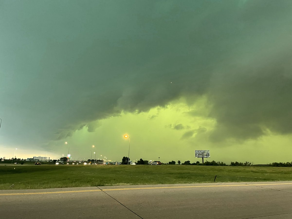 TannerCharlesMN's tweet image. The green in this thing is insane! Taken in Sioux Falls South Dakota looking south west. #sdwx