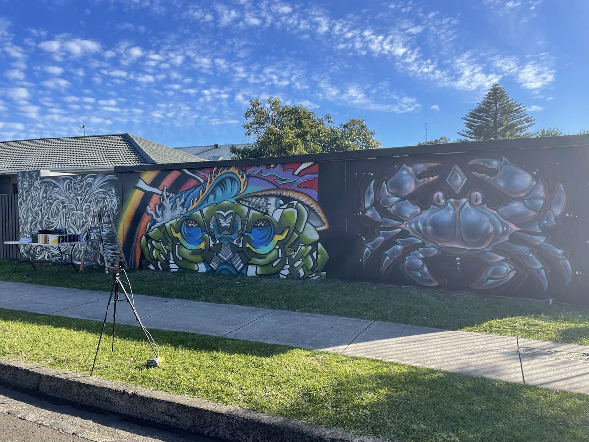 GM 😎 paint session with the bros Pzed and <a href="/TimPhibs/">Tim Phibs</a> check out Phibs twitter space in 20min. ✌️ #NFTCommunity #nftproject #cryptoart #asyncart