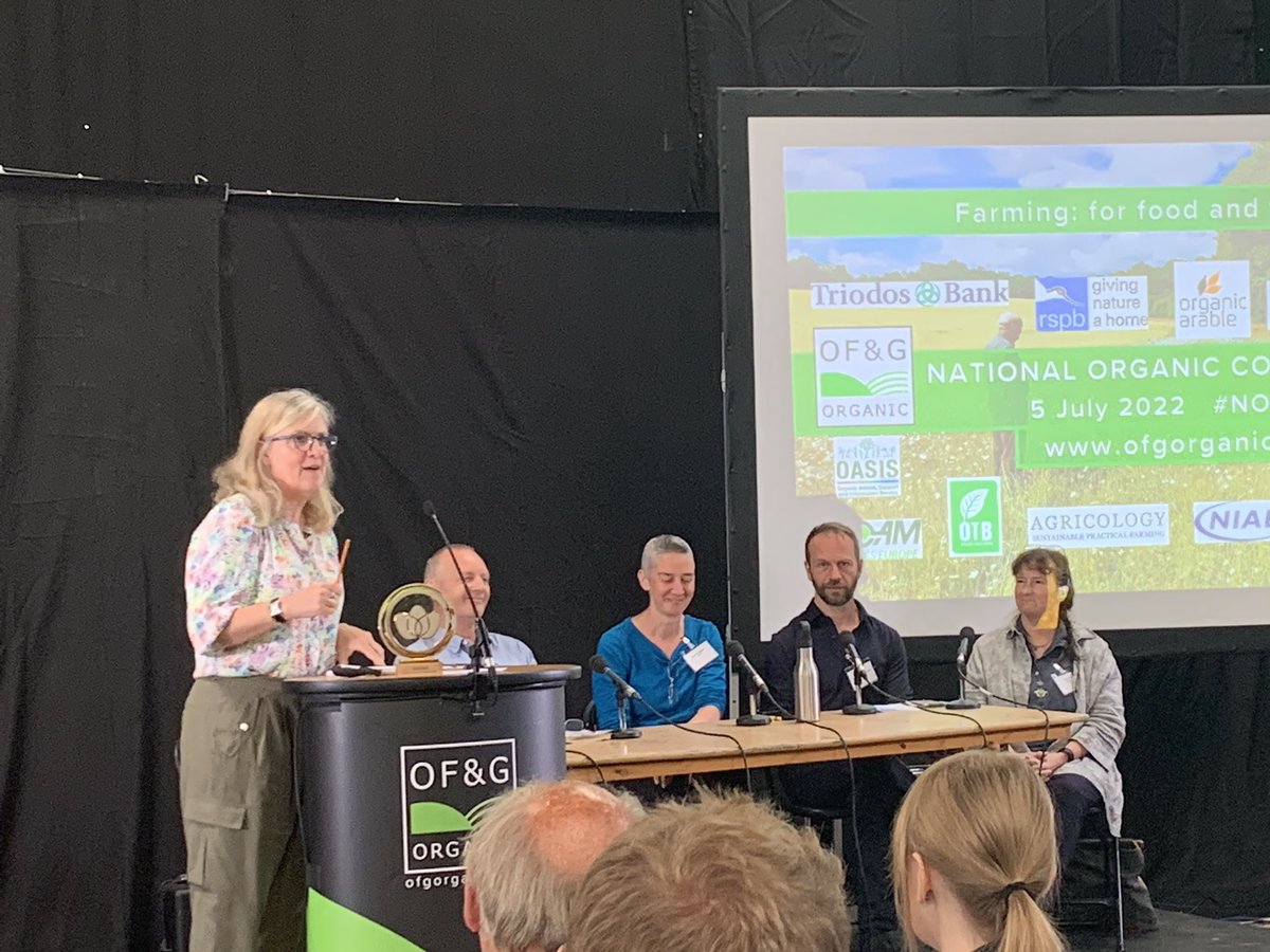 FarmerBarney's tweet image. What more can you wish for, a day talking #organicfarming @ofgorganic #NOCC22 @charlottebsmith keeping things in order, reviewing #soilbiology with @SoilBioLab and the beauty of the Wiltshire countryside 👏🏻👏🏻👏🏻@hanslope @GreenAcres_Farm @organicarable @OrgResCent @JanetHughes ….