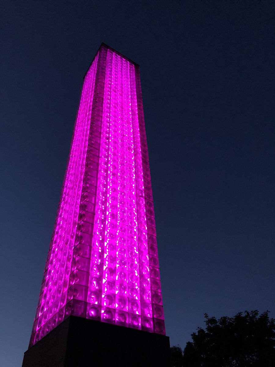 Grazissima's tweet photo. En dan kom de glazen toren tegen op #lingedijk Geheel in #pink
#waaromookniet
#avondwandeling #eveningwalk https://t.co/mtSSCAxFls