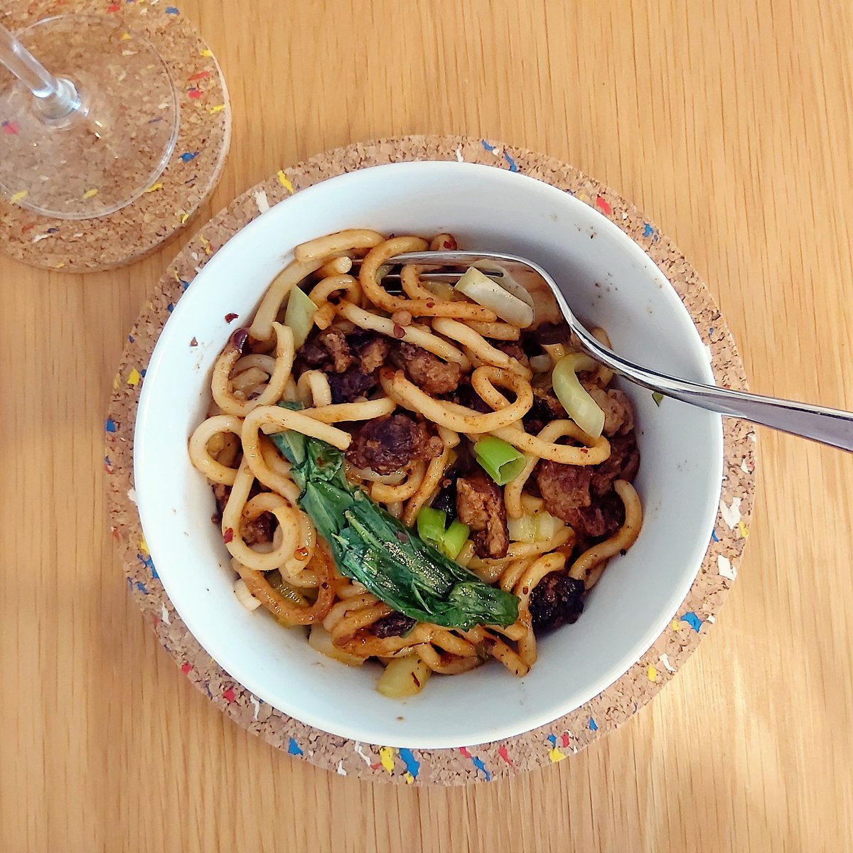 Peter_Henderson's tweet photo. Cheat's dan dan noodles from Speedy Mob cookbook. The recipe does say to "take a photo & share your noodles with the mob".
Pork sausage, 5 spice, soy, tahini, chilli oil with bits in, pak choy, spring onion, udon.
Tastes surprisingly like chilli haggis!
@mobkitchen #FeedTheMob https://t.co/tibKeO7L8w