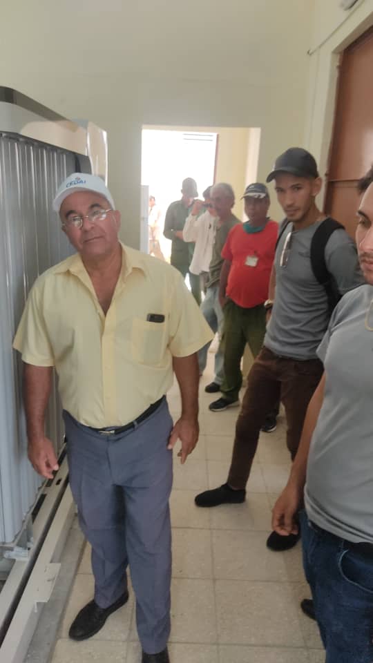 CEDAICUBA's tweet photo. Director General de #CedaiCuba, como parte del chequeo a proyectos priorizados, realiza recorrido por UEB Holguín, donde visita la Planta de oxígeno del Hospital Militar de la provincia.
@GelectCuba @MindusIndustria 
#CedaiAutomatizando #CubaPorLaSalud https://t.co/SHOGGqQzCg